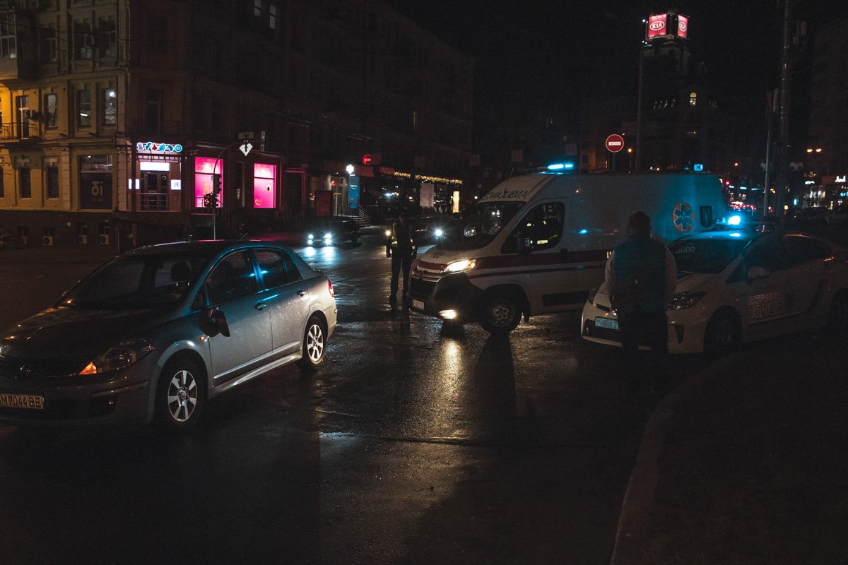 В ночь на 23 сентября в Киеве на бульваре Леси Украинки Nissan Tiida сбил пешехода В ночь на 23 сентября в Киеве на бульваре Леси Украинки Nissan Tiida сбил пешехода