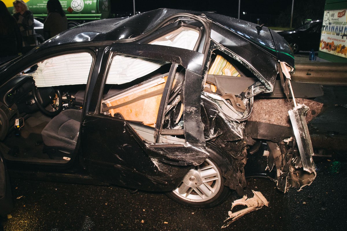 Оба автомобиля получили серьезные повреждения