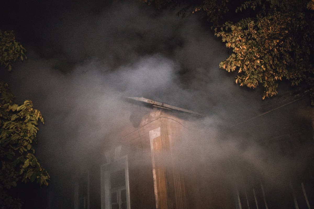 Огонь быстро распространился по крыше