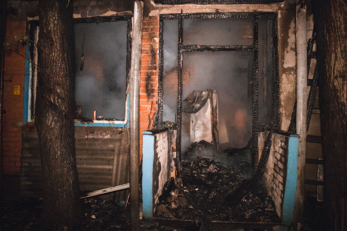 Огонь повредил веранду и крышу дома