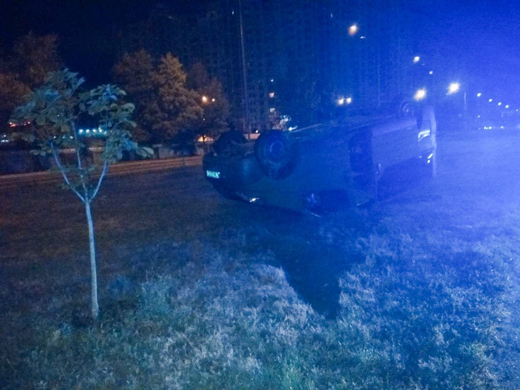 От удара Opel вылетел на газон и перевернулся