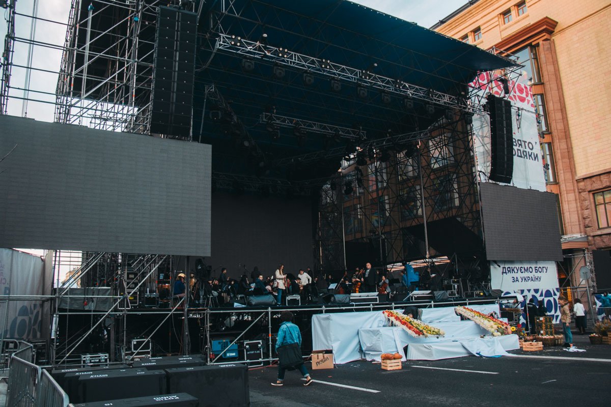 Подготовка к масштабному празднику началась на Крещатике еще в субботу Подготовка к масштабному празднику началась на Крещатике еще в субботу