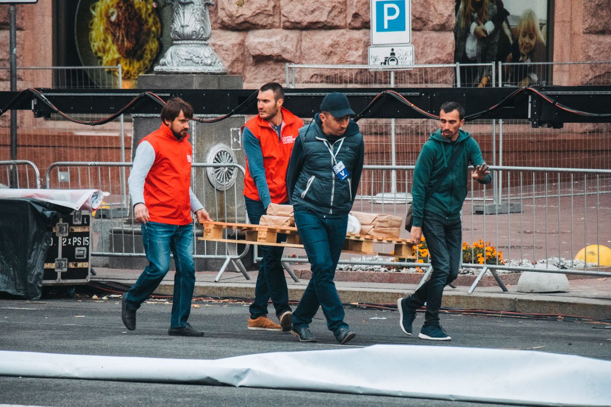 Работы по установке огромной сцены, палаток для различных активностей и спортивных площадок продолжились ночью Работы по установке огромной сцены, палаток для различных активностей и спортивных площадок продолжились ночью