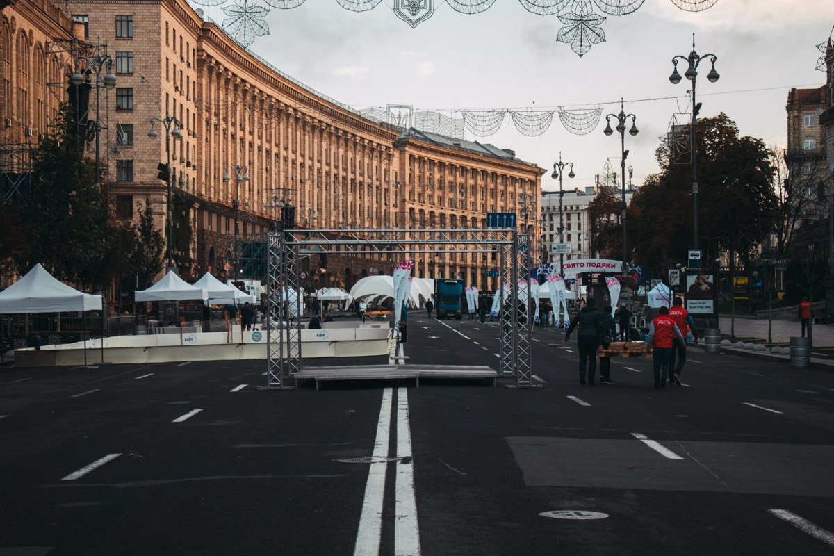 Утром к проведению праздника было почти все готово Утром к проведению праздника было почти все готово