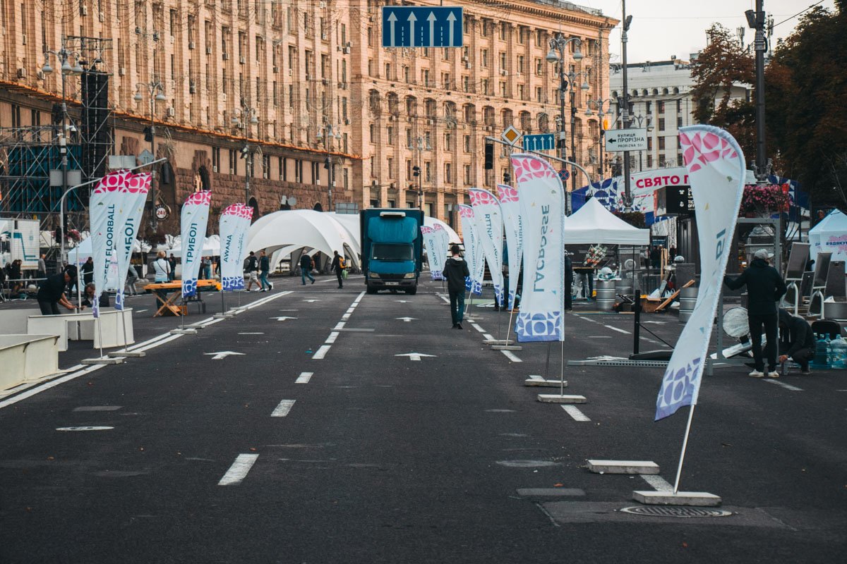 Рабочие заканчивали подготовительные работы и украшали территорию Рабочие заканчивали подготовительные работы и украшали территорию