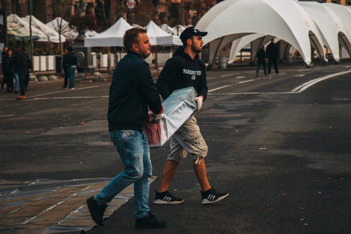 Рабочие спешат закончить подготовительные работы Рабочие спешат закончить подготовительные работы