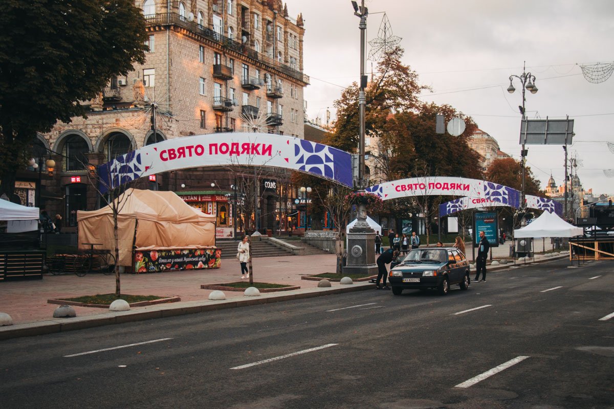 Главную улицу Киева украсили перед Днем благодарения Главную улицу Киева украсили перед Днем благодарения