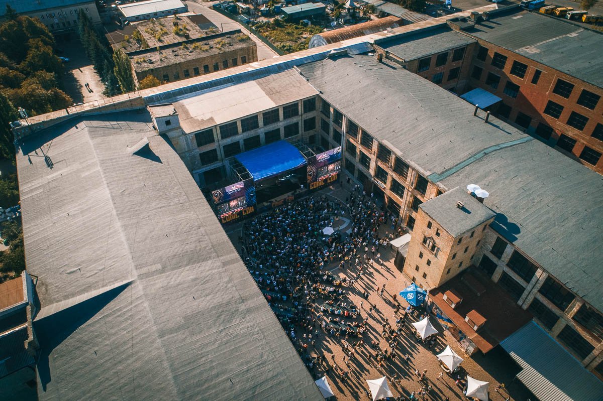 Пришли много гостей, косплееров, геймеров и любителей аниме Пришли много гостей, косплееров, геймеров и любителей аниме