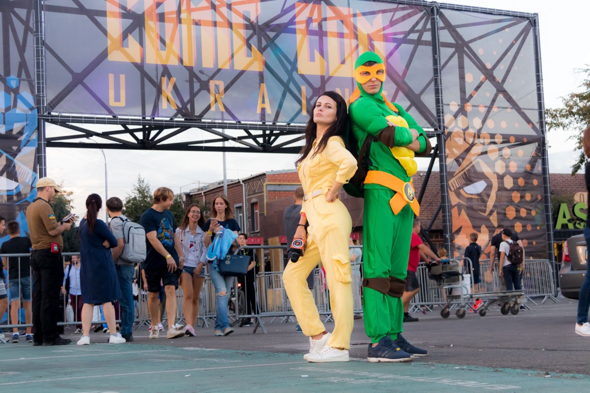 Информатор тоже подготовил костюм. Мы выбрали персонажей стороны добра - Черепашку Микеланджело и репортера Эйприл О'Нил Информатор тоже подготовил костюм. Мы выбрали персонажей стороны добра - Черепашку Микеланджело и репортера Эйприл О'Нил