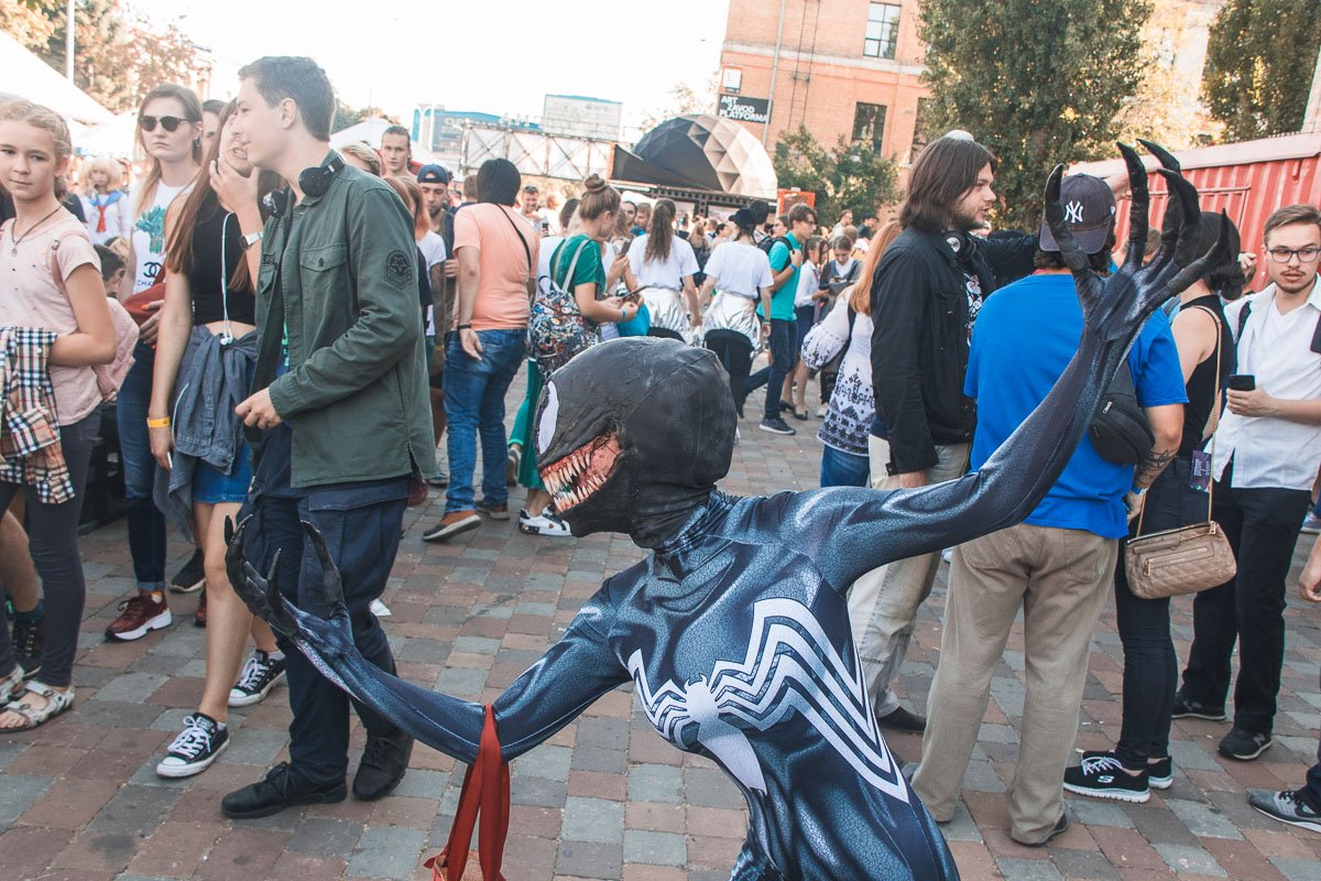 Но они никого не собирались убивать, только на ухо нам рассказывали свои зловещие планы Но они никого не собирались убивать, только на ухо нам рассказывали свои зловещие планы