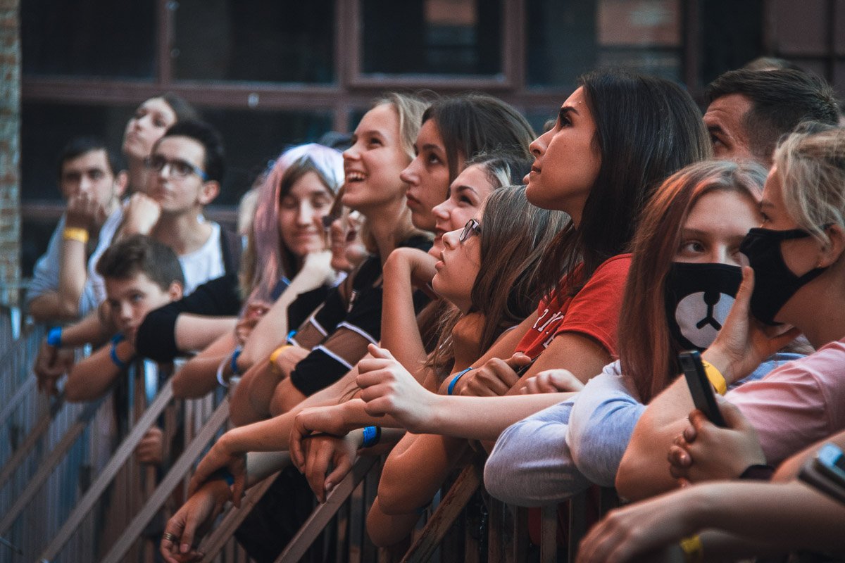 Люди с упованием слушали каждое слово, которое он произносил Люди с упованием слушали каждое слово, которое он произносил