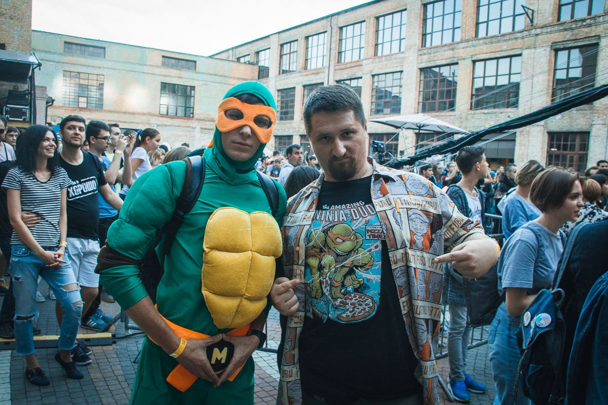 Он даже не подозревал, что встретит героя на своей футболке вживую Он даже не подозревал, что встретит героя на своей футболке вживую