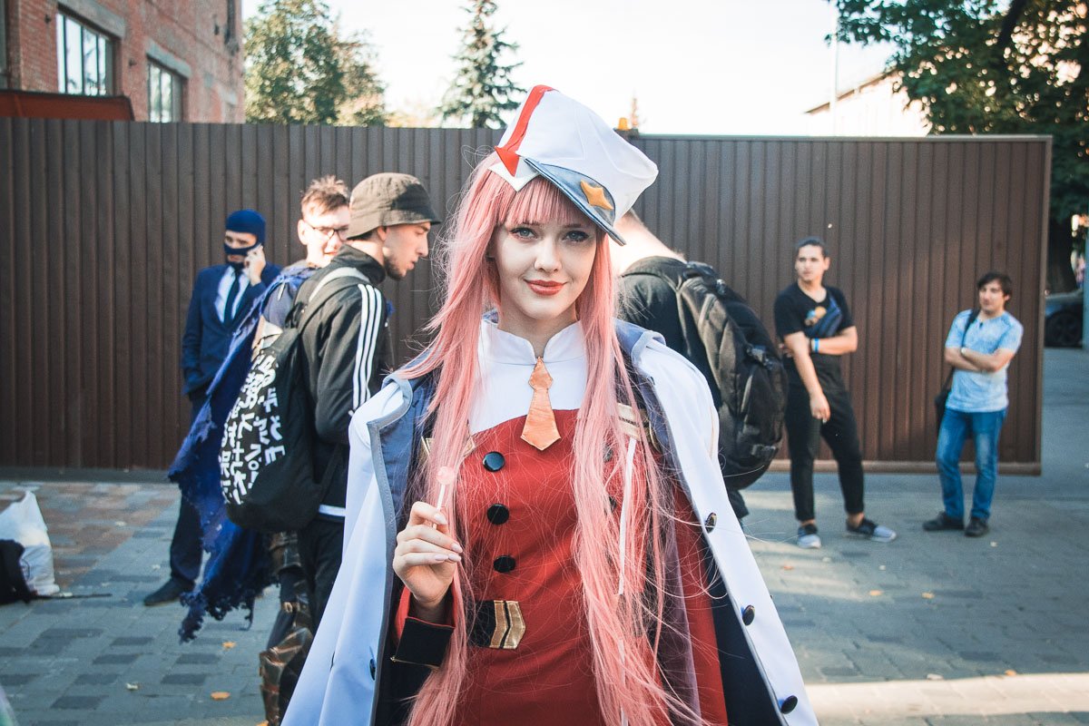 Розовые волосы сейчас не в новинку, но с костюмом - вдвойне ярко