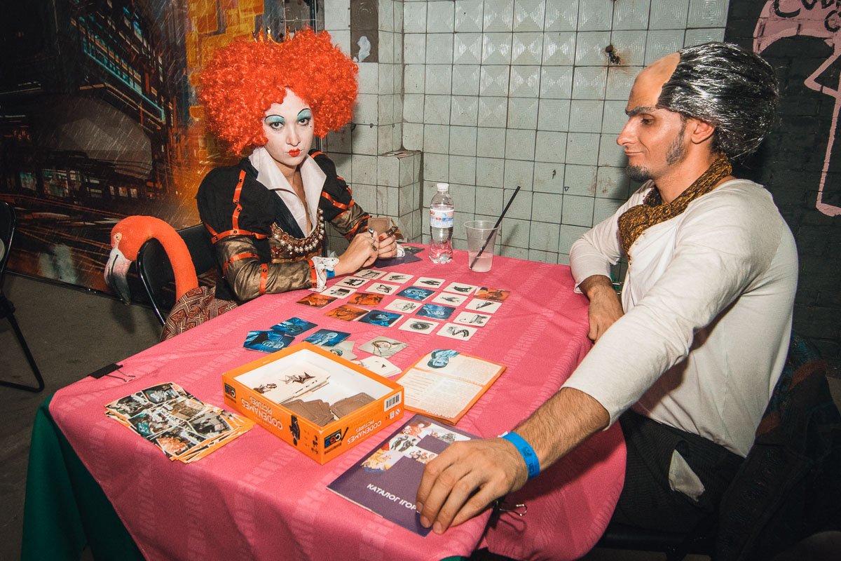 Червонная королева играет в настольные игры со злодеем из Лемони Сникет "33 несчастья". Какое же зло победит?