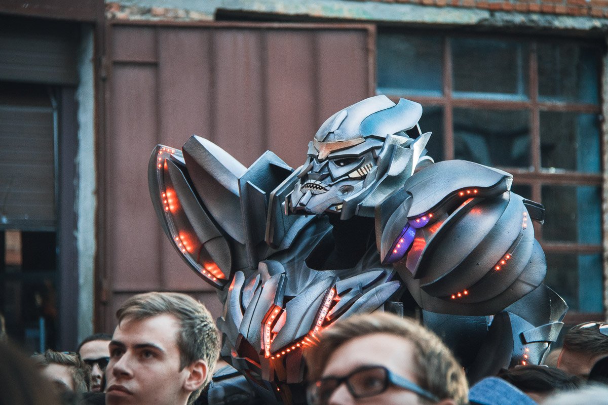 Десептикон, конечно, страшный. Но оказался очень добрым 