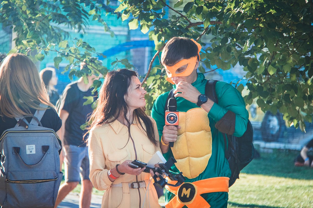 Информатор в перерывах между съемками наслаждается атмосферой