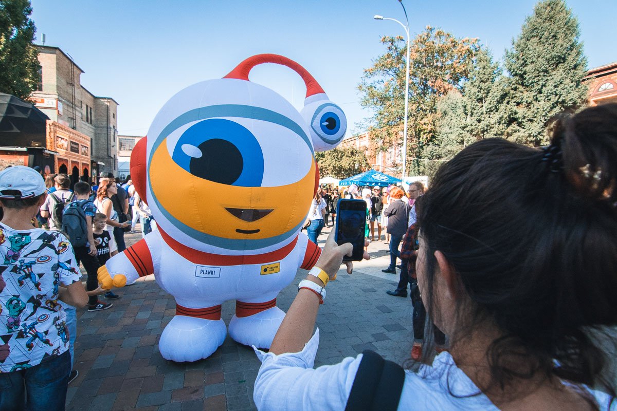 Кастюм так костюм, а ему там не жарко?