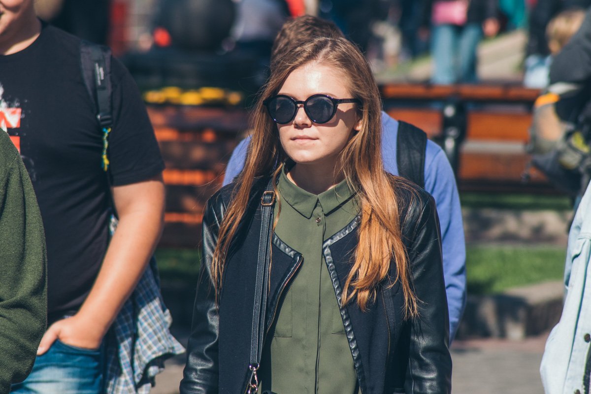 Солнце хоть и осеннее, а слепит не хуже летнего Солнце хоть и осеннее, а слепит не хуже летнего