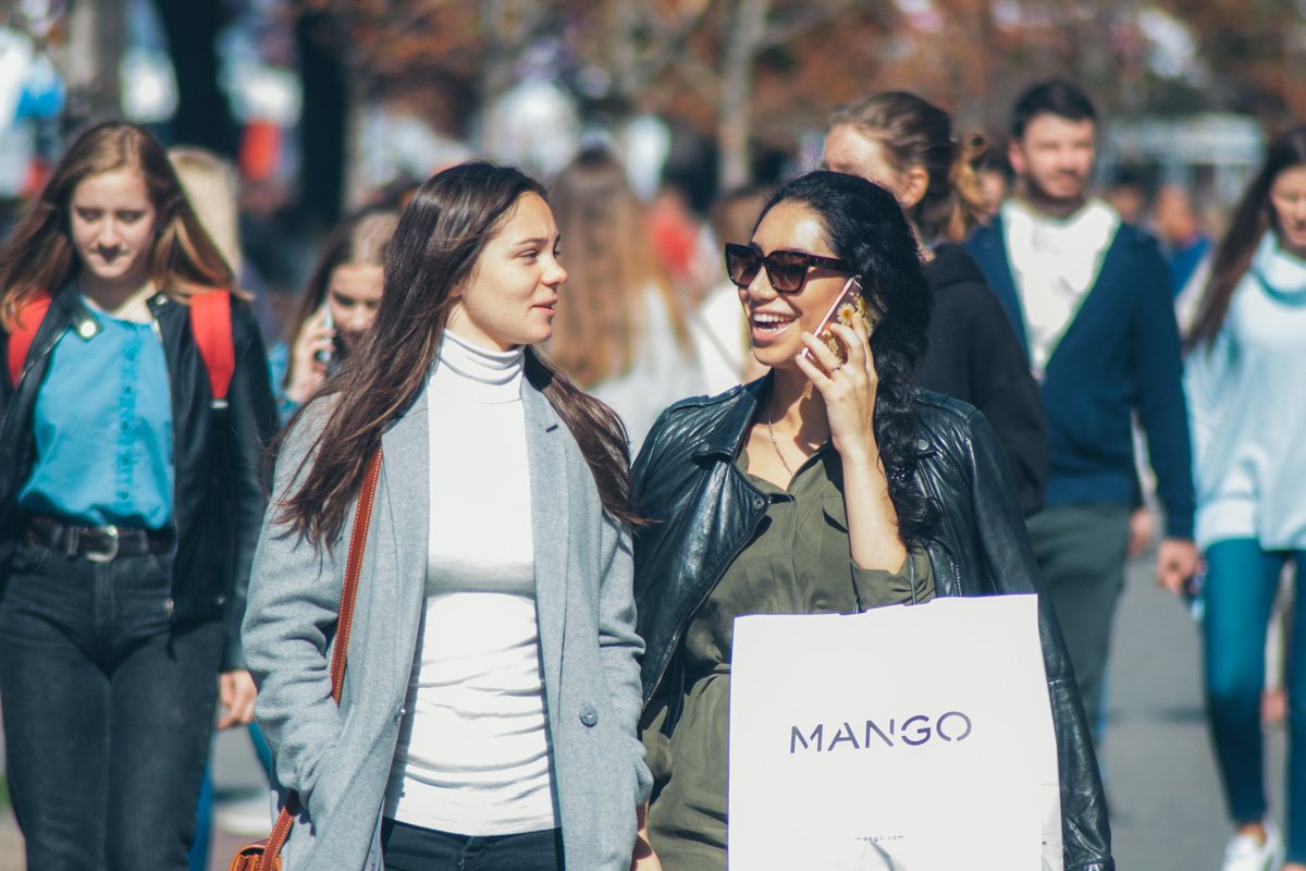 Осенний шопинг с подругой важнее всего Осенний шопинг с подругой важнее всего