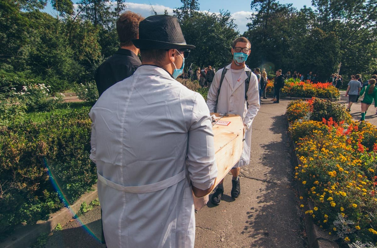 А вот врачи несут гроб, правда нам так и нес казали, кто в нем лежит А вот врачи несут гроб, правда нам так и нес казали, кто в нем лежит