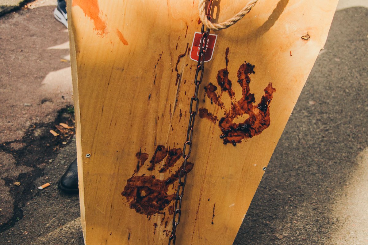 Зато на нем явно видны кровавые отпечатки рук Зато на нем явно видны кровавые отпечатки рук