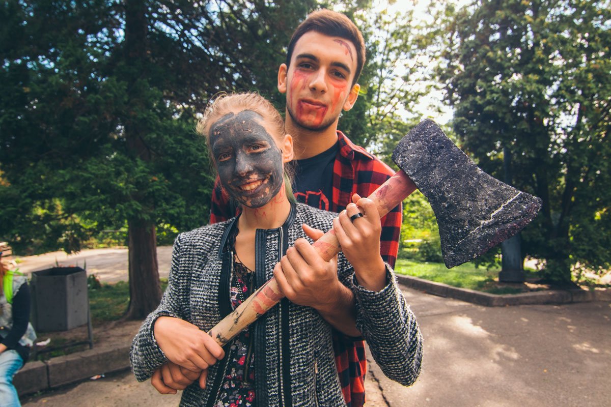 Сладкая парочка с топором в руках Сладкая парочка с топором в руках