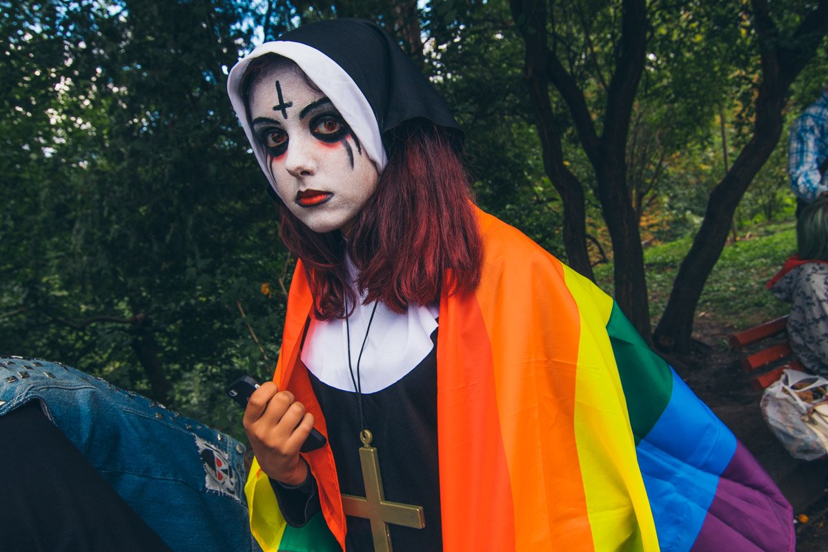 Прекрасная монахиня с ЛГБТ-флагом Прекрасная монахиня с ЛГБТ-флагом