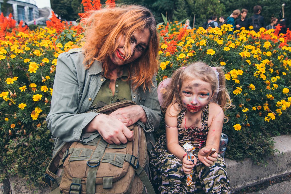 А вот мама и дочка зомби А вот мама и дочка зомби