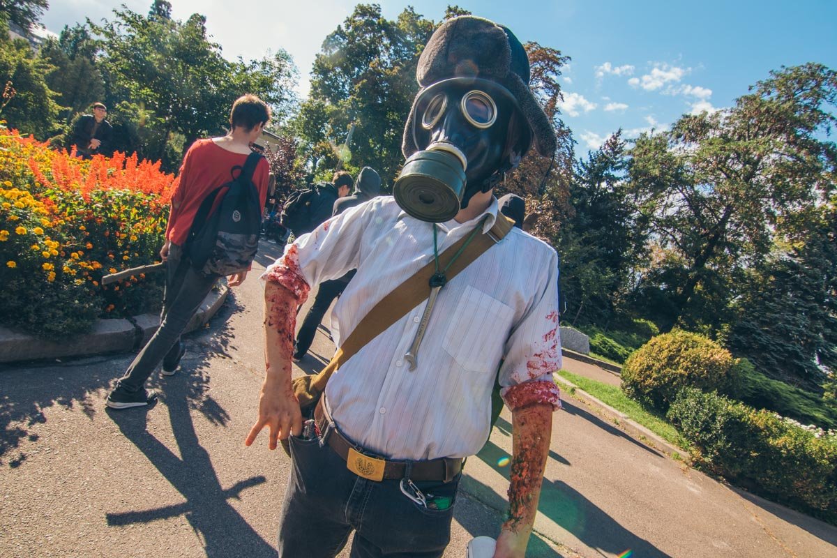 Кровавый зомби в противогазе Кровавый зомби в противогазе