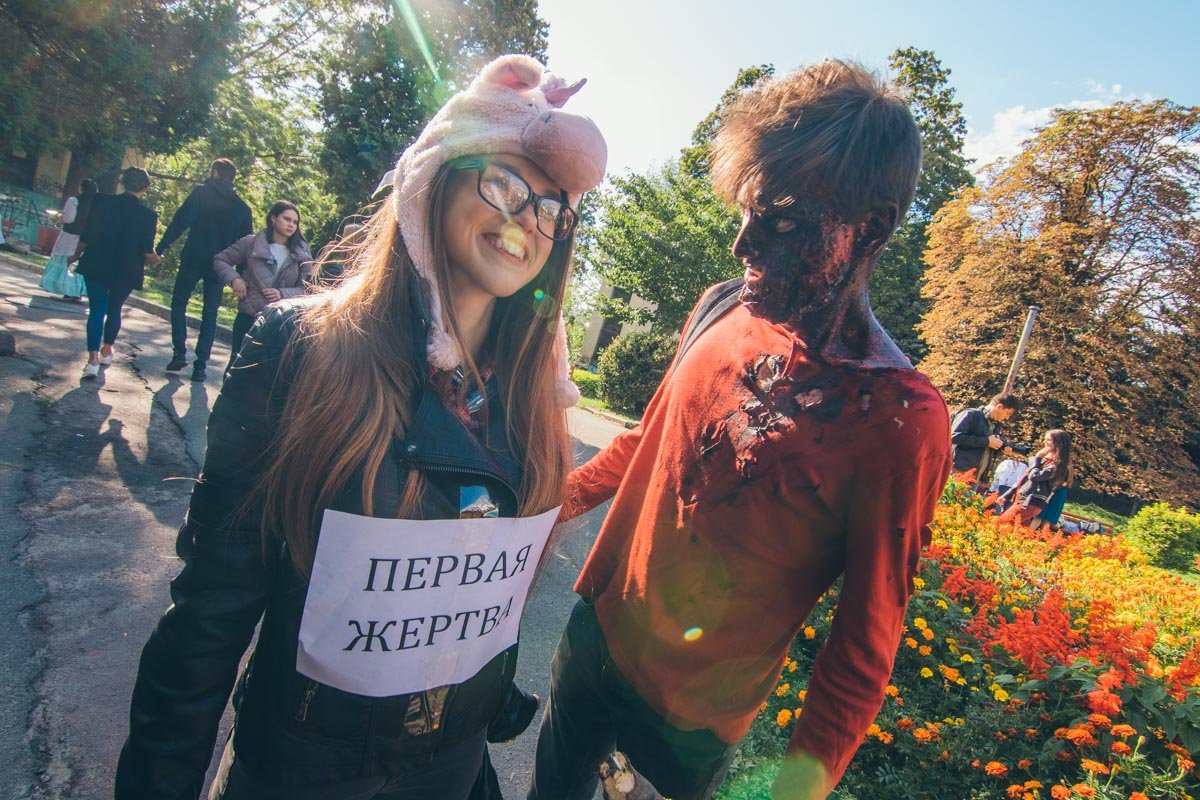 А вот зомби уже примеряется к первой жертве А вот зомби уже примеряется к первой жертве