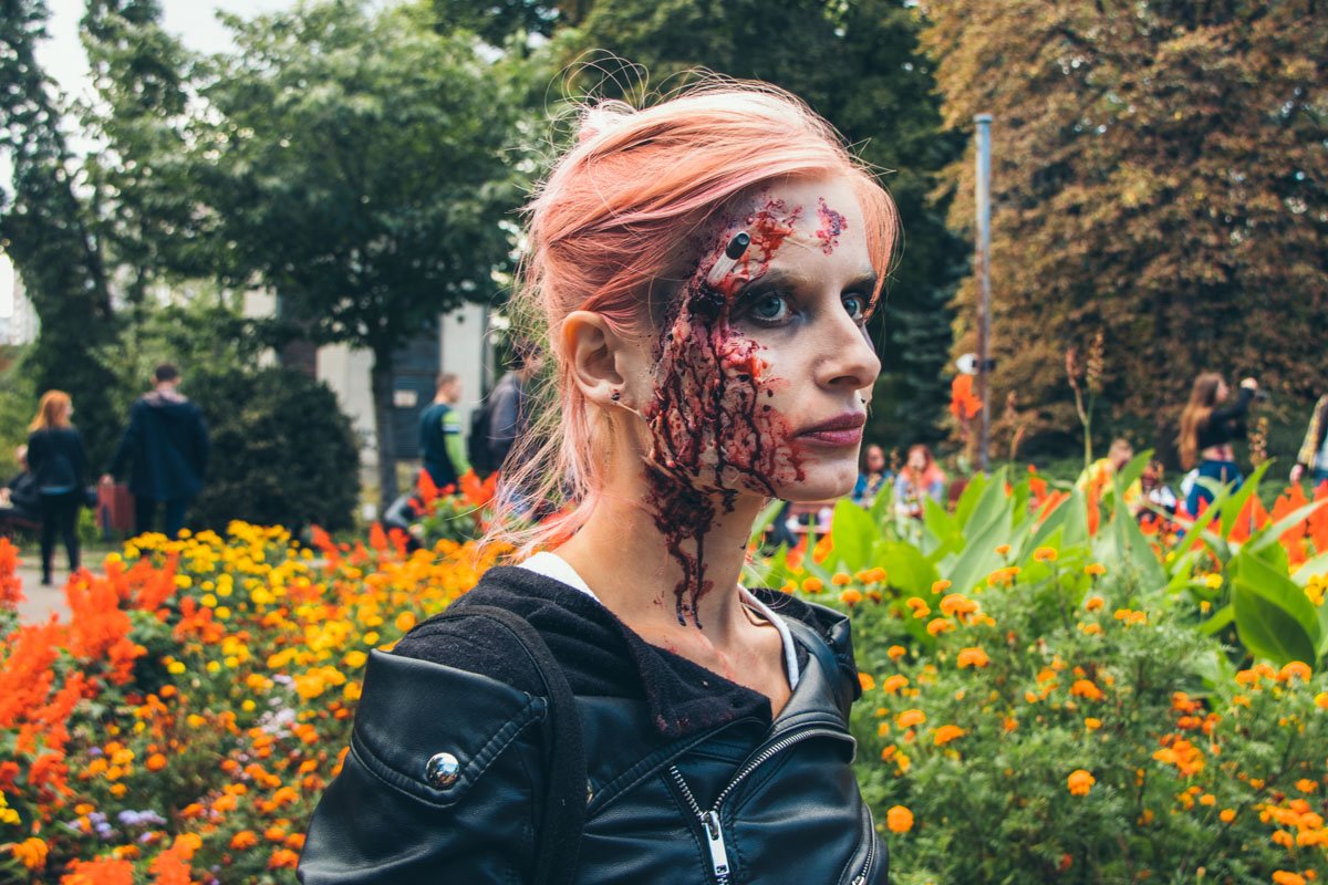 Прекрасная девушка-зомби с авторучкой в голове Прекрасная девушка-зомби с авторучкой в голове