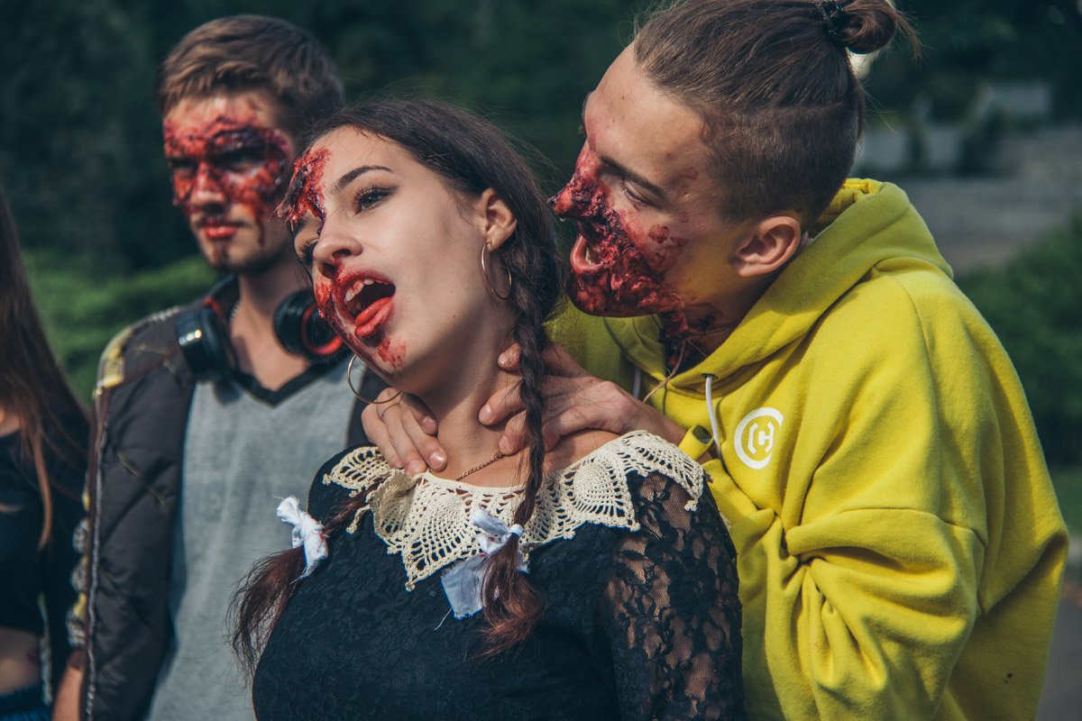 Зомби ест зомби, по крайней мере пытается Зомби ест зомби, по крайней мере пытается