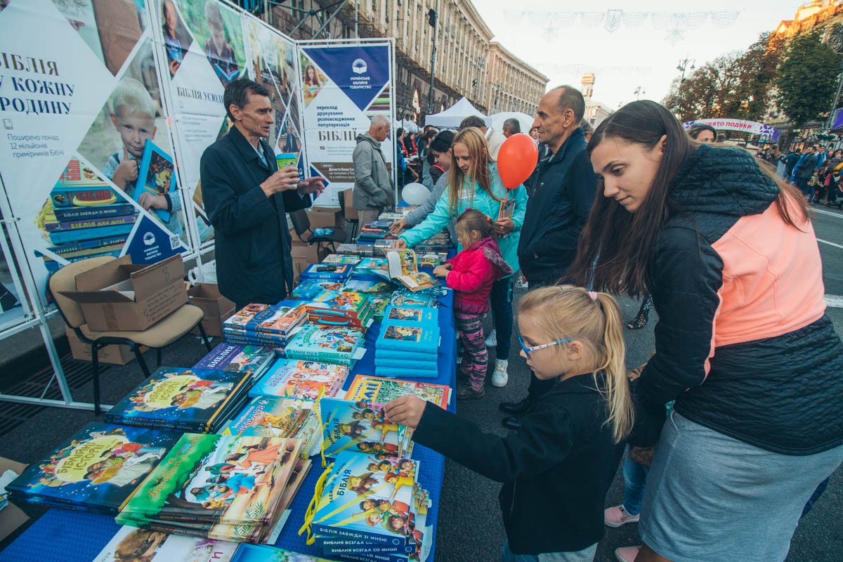 Недалеко от сцены можно было приобрести христианскую детскую литературу Недалеко от сцены можно было приобрести христианскую детскую литературу