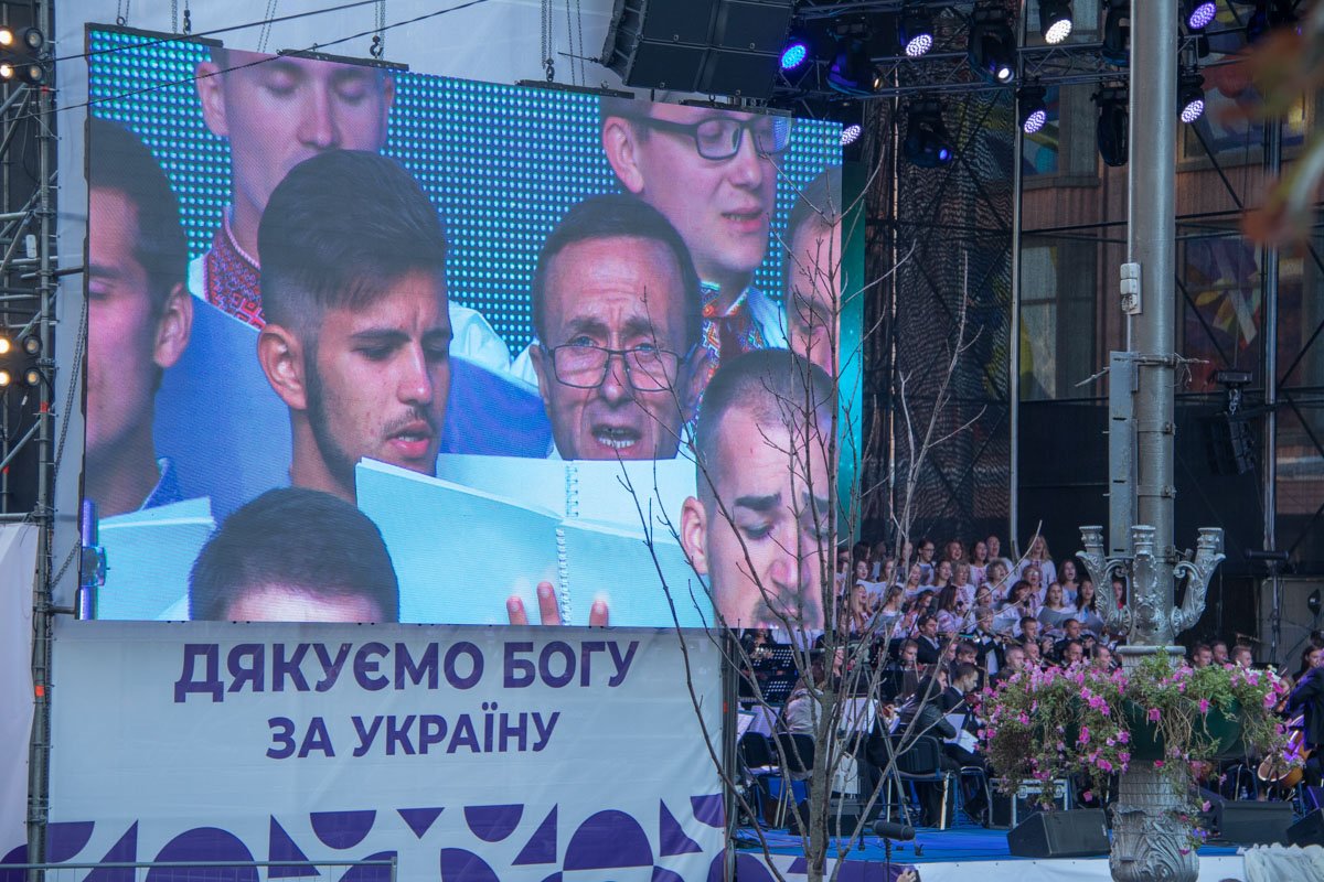 Хор с оркестром воодушевлял зрителей Хор с оркестром воодушевлял зрителей