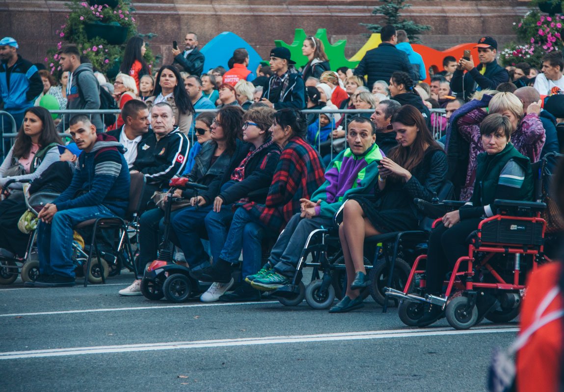 Для людей с ограниченными возможностями было выделено отдельное место для более комфортного просмотра Для людей с ограниченными возможностями было выделено отдельное место для более комфортного просмотра