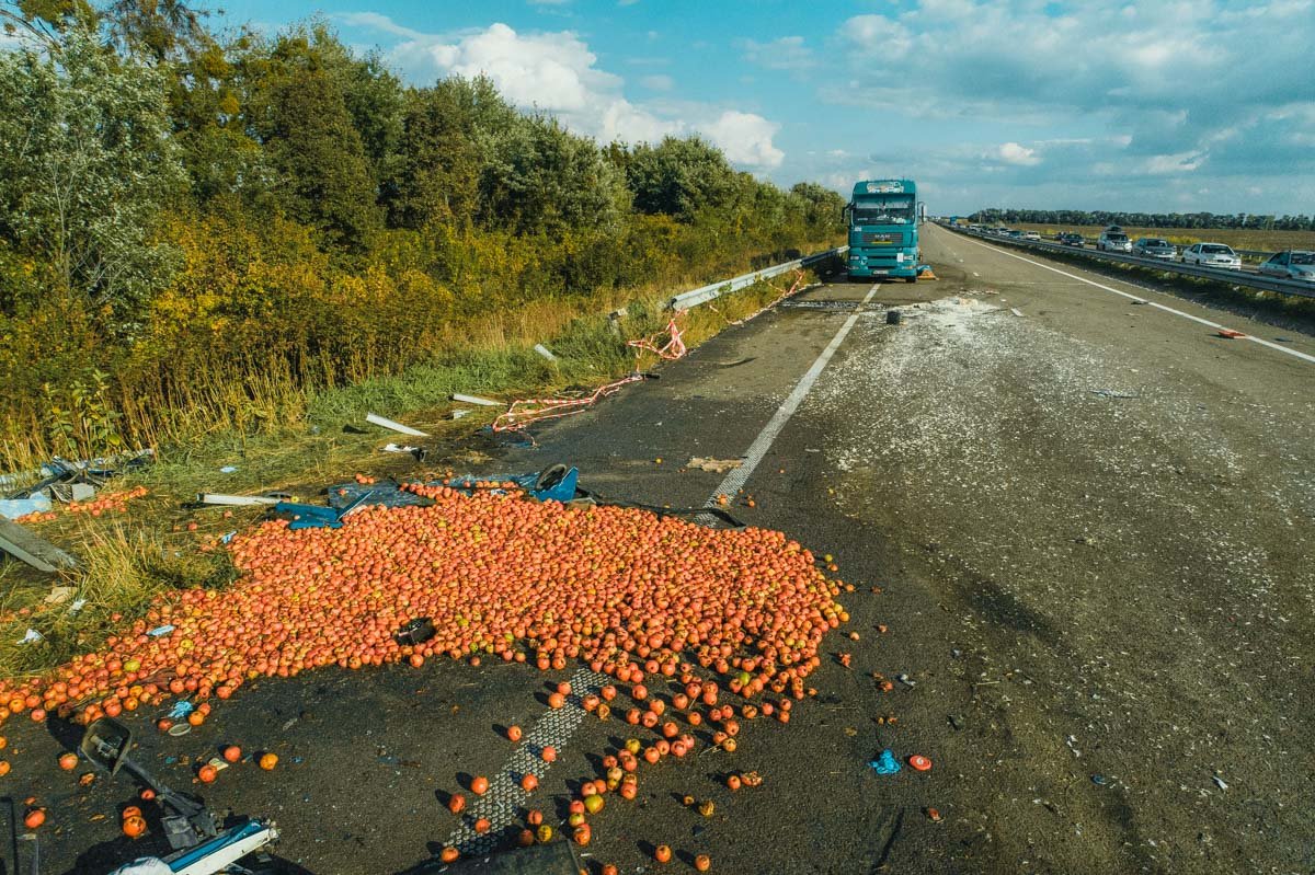 На 92-м километре Харьковского шоссе произошла авария с участием двух грузовиков На 92-м километре Харьковского шоссе произошла авария с участием двух грузовиков