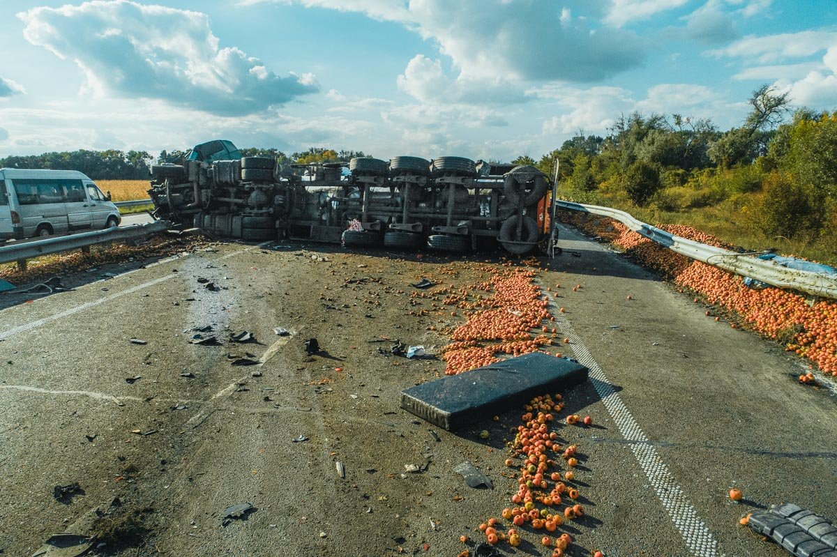 Фура MAN с молоком врезалась в опрокинутый набок грузовик Volvo Фура MAN с молоком врезалась в опрокинутый набок грузовик Volvo