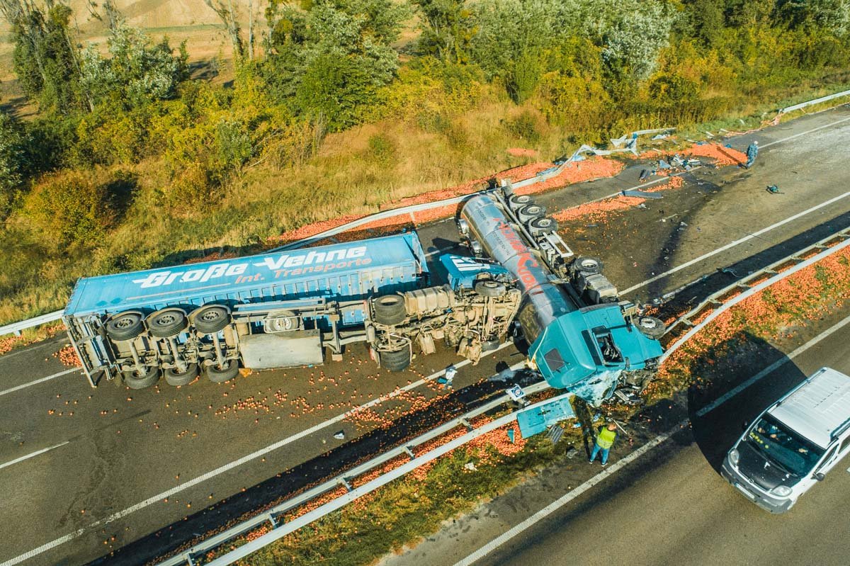 В результате аварии водитель MAN получил травмы руки и головы В результате аварии водитель MAN получил травмы руки и головы