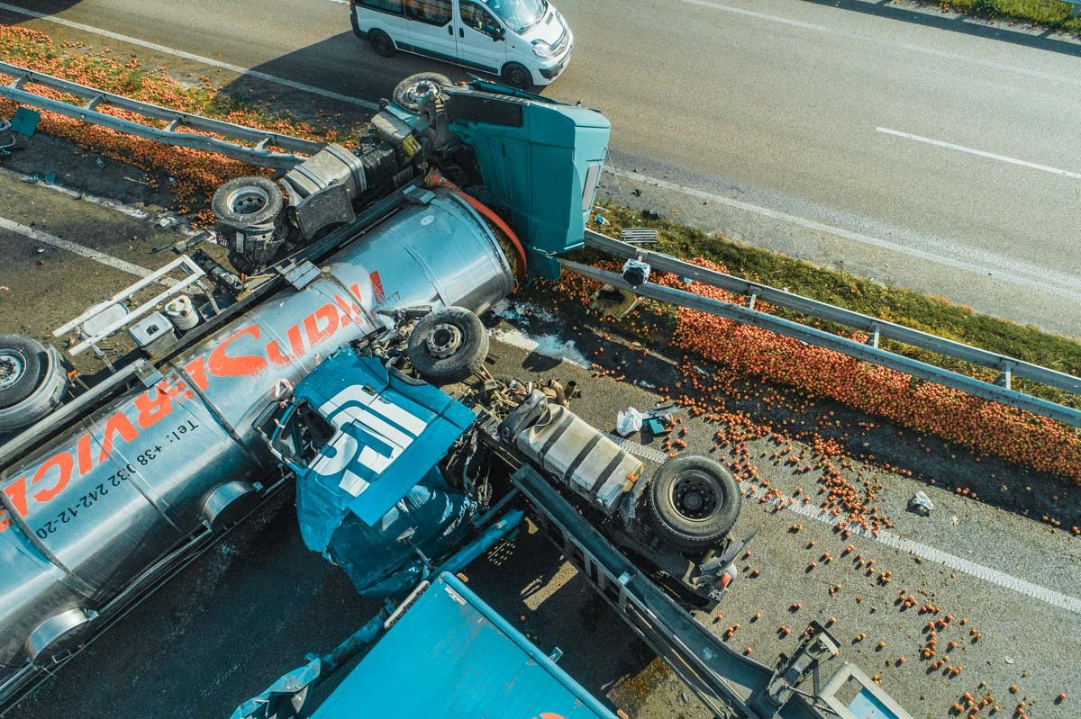 От удара лопнула цистерна и на проезжую часть вылилось молоко От удара лопнула цистерна и на проезжую часть вылилось молоко