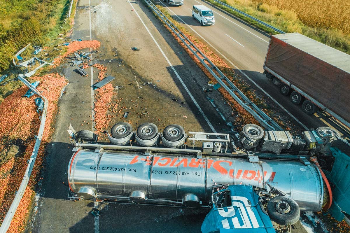 Оба автомобиля сильно повреждены Оба автомобиля сильно повреждены