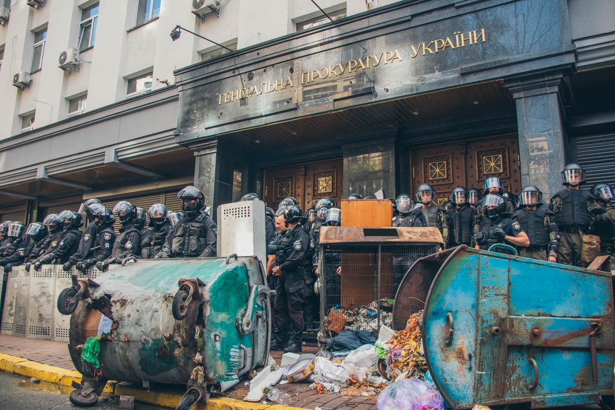 Активисты жгли мусорные баки, использовали газовые баллончики, разукрашивали стены Генпрокуратуры ради достижения своих целей Активисты жгли мусорные баки, использовали газовые баллончики, разукрашивали стены Генпрокуратуры ради достижения своих целей