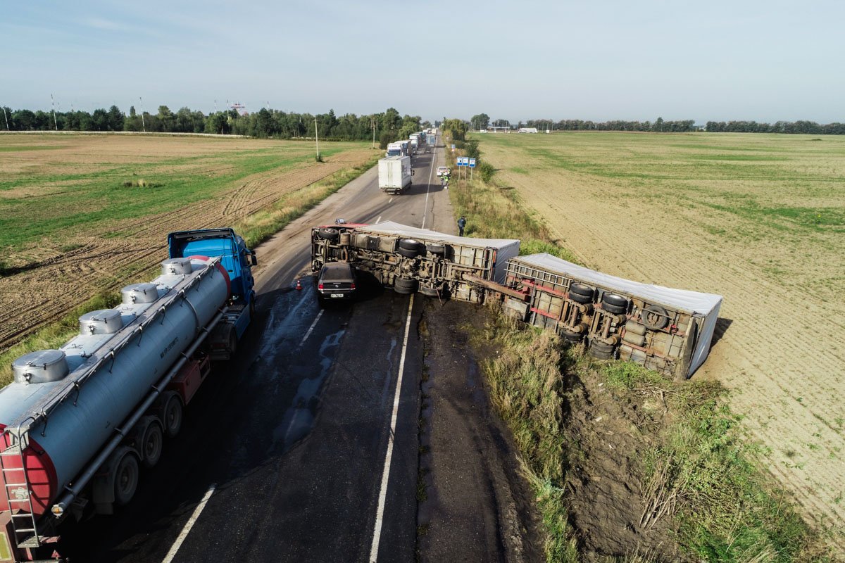 Это утро на Кольцевой дороге запомнилось огромной пробкой Это утро на Кольцевой дороге запомнилось огромной пробкой