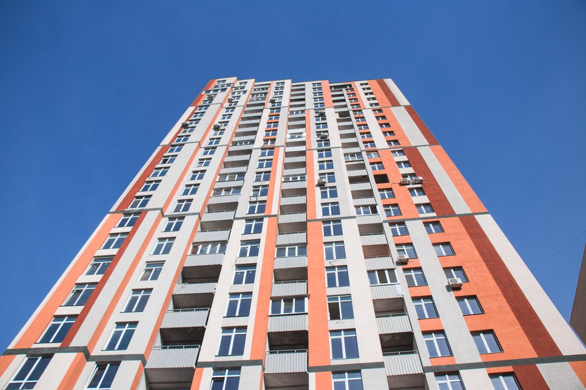 Стоит сказать, что вокруг дома, в котором ведут строительные работы, нет никаких ограждений и предупреждающих знаков Стоит сказать, что вокруг дома, в котором ведут строительные работы, нет никаких ограждений и предупреждающих знаков