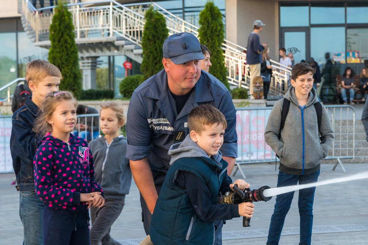 В лабиринте огнеборца дети могли самостоятельно тушить пожар В лабиринте огнеборца дети могли самостоятельно тушить пожар