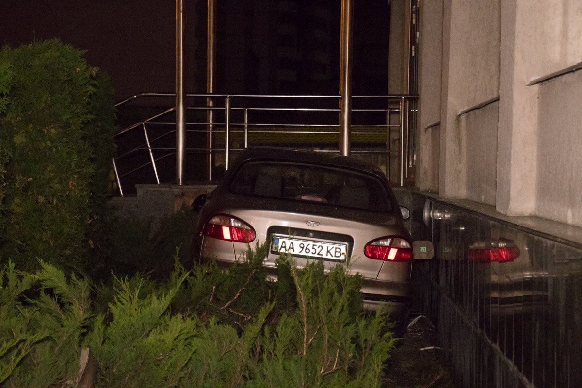 После удара женщина на Daewoo проехала около 200 метров и врезалась в здание церкви После удара женщина на Daewoo проехала около 200 метров и врезалась в здание церкви