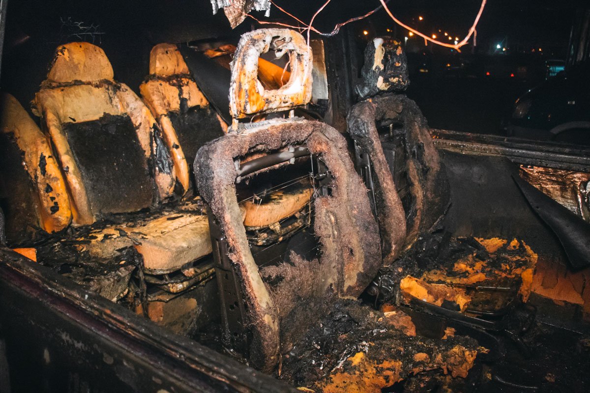 На автостоянке горел Volkswagen Transporter На автостоянке горел Volkswagen Transporter