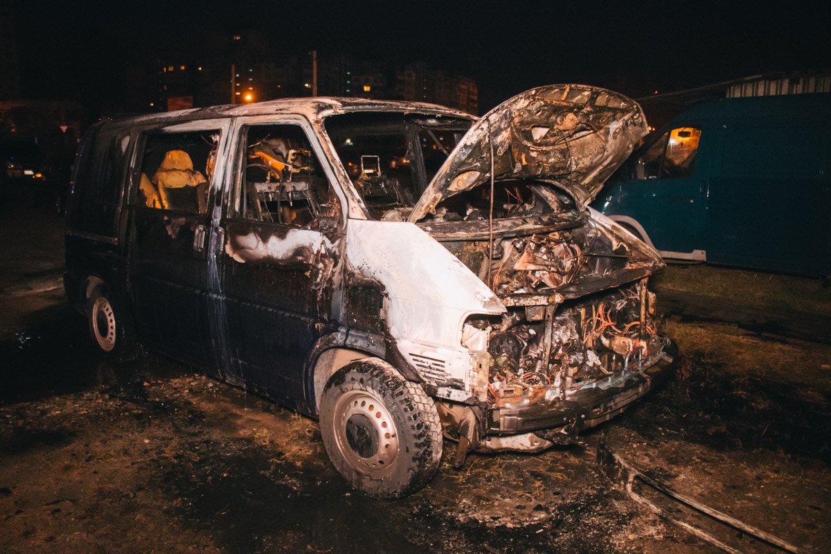 Машину откатили от других, чтобы огонь не распространился Машину откатили от других, чтобы огонь не распространился