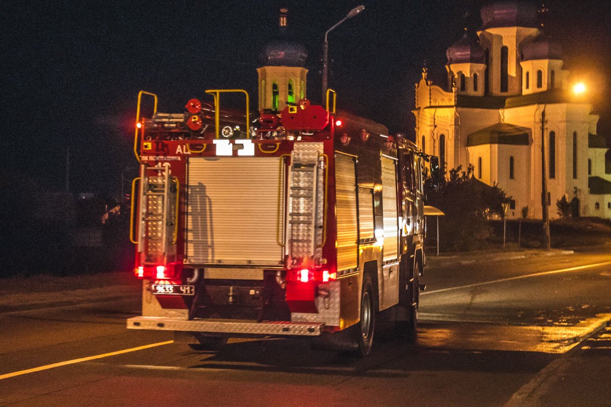 На месте работали пожарные, а также дежурили медики и потрульные На месте работали пожарные, а также дежурили медики и потрульные