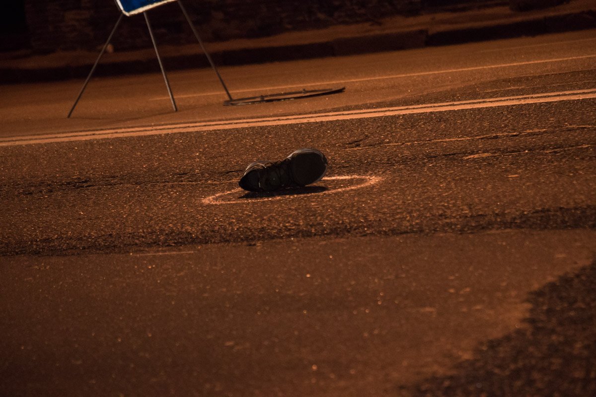 От удара у погибшего слетела обувь