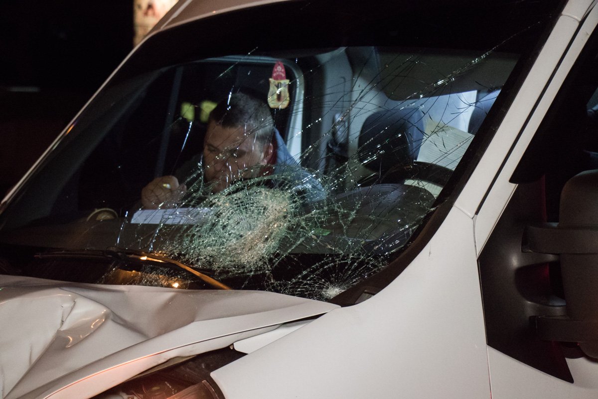 Друзья погибшего также побили машину